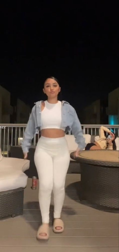 Pretty Chill Outfits, White Leggings Outfit Black Women, Outfit Comodo, Yeezy Outfit, Streetwear Girl, Cute Outfits With Jeans, Boujee Outfits, Chill Fits, Swag Outfits For Girls