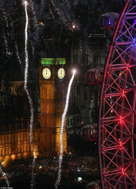 Fireworks light up the London skyline - including Big Ben - just after midnight Nye London, New Year London, New Years Eve Traditions, New Year Photoshoot, New Years Eve Fireworks, Study In London, Rule Britannia, New Years Traditions, London Skyline