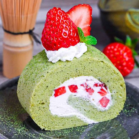 Matcha Roll Cake (Green Tea Swiss Roll) | Sudachi Recipes Pistachio Swiss Roll, Matcha Roll Cake Recipe, Matcha Cake Roll, Sudachi Recipes, Matcha Roll Cake, Strawberry Roll Cake, Japanese Bakery, Japanese Dessert Recipes, Sponge Cake Filling