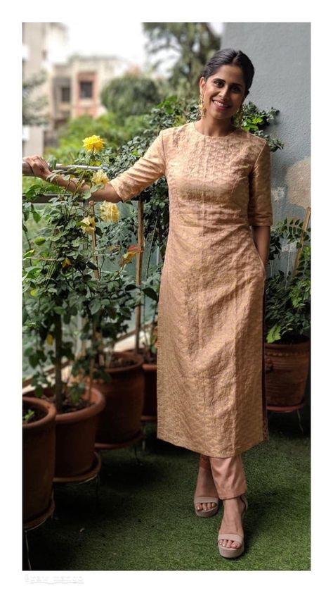 Straight Kurti From Old Saree, Banarasi Churidar Designs, Brocade Kurta Designs, Banarasi Kurta Designs Women, Ladies Kurta Designs, Churidar Design, Plain Kurti Designs, Silk Kurti Designs, Stylish Kurtis Design