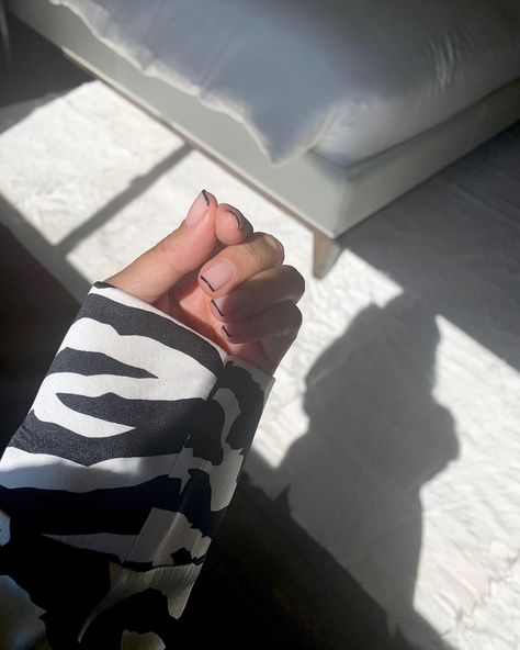 Kourtney Kardashian (@kourtneykardash) posted on Instagram: “🦓” • Sep 25, 2020 at 5:33pm UTC Kardashian Nails, Red Tip Nails, Kardashian Show, Nail Picking, Stiletto Nail Art, Classic French Manicure, Diy Beauty Hacks, Baby Boomer, Brown Nails