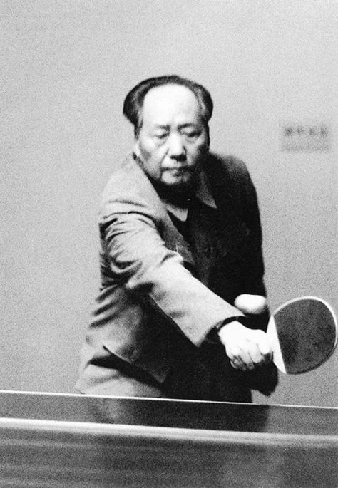 Chairman Mao Zedong playing ping-pong, Beijing, China, 1963, photograph by Lu Houmin. Hipster Cafe, Mao Zedong, Propaganda Art, Chinese History, Historical Images, History Photos, Modern History, Historical Pictures, 인물 사진