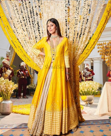 Best Outfits For The Sister Of The Bride & Groom (According To Wedding Functions) | ShaadiSaga Orang India, Jacket Lehenga, Haldi Dress, Haldi Outfits, Gaun Fashion, Lehenga Skirt, Ceremony Dresses, Indian Gowns Dresses, Designer Baby