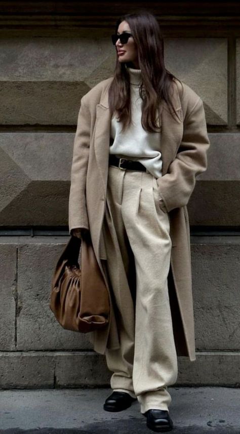 Beige Pants Outfit Winter, Beige Coat Outfit Winter, Oversized Coat Outfit, Beige Coat Outfit, Beige Trench Coat Outfit, Trench Coat Outfit Fall, Trench Coat Street Style, Beige Pants Outfit, Pants Street Style