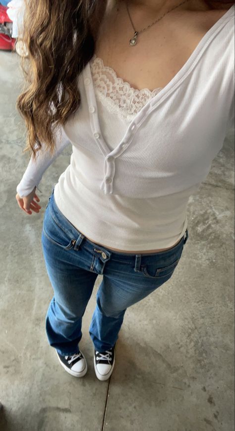 Outfits With Long White Shirt, White Henley Outfit Woman, Grey Henley Women Outfit, Outfit Ideas With Belt, White Henley Top Outfit, Jean New Years Eve Outfit, White Henley Outfit, Aesthetic Tops Outfit, Fitted Outfits Women