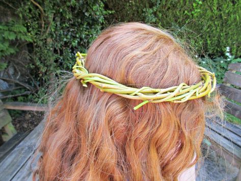 In this simple tutorial, we show you how to weave a beautiful, rustic willow crown out of materials you can collect from your garden or out on a walk. Willow Crown, Twig Crown, Make A Flower Crown, Nature Crown, Willow Sticks, Willow Flower, Make A Crown, Diy Flower Crown, How To Weave