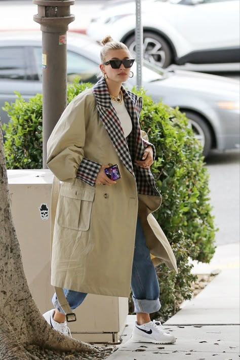 Winter Coat Outfits, Hailey Baldwin Style, Cosy Outfit, Persian Fashion, Mum Fashion, Trench Coat Style, Pakistani Fashion Party Wear, Woman Suit Fashion, Korean Fashion Dress