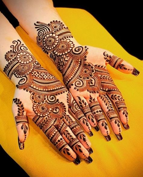 Simple Arabian Mehndi Design, Arebin Mehandi Designs Simple Back Hand, Mehendi Design Right Hand, Arebic Mhendi Short, Simple Mehendi Designs Palms Easy Arabic, Arabic Front Hand Mehndi Design, Mehendi Right Hand, Indian Mehndi Designs Back Hand, Mehendi Designs For Right Hand