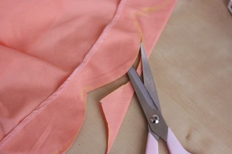 Tutorial: Make an easy scalloped hem  |  Colette Blog Mennonite Dresses, Edge Tutorial, Anna Coronation, Colette Patterns, Pinking Shears, Diy Vetement, Sewing Aprons, Cosplay Tutorial, Ad Hoc