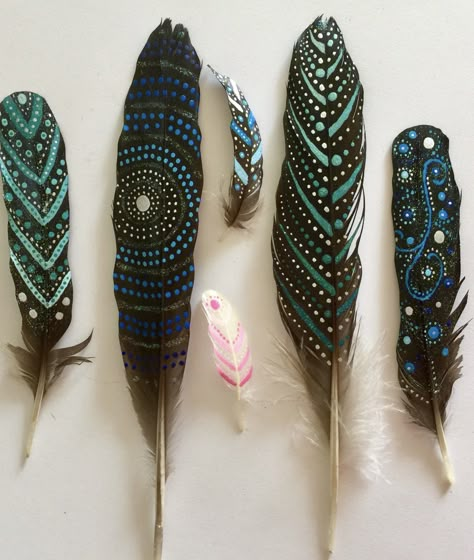 Superduo Earrings, Feather Ideas, Smudging Feathers, Painted Feathers, Hantverk Diy, Feather Diy, Native American Crafts, Witchy Crafts, Feather Crafts