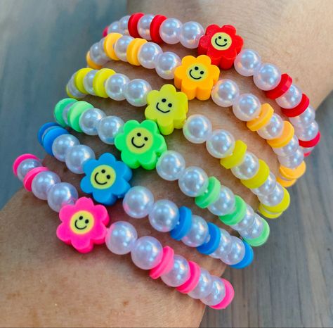 fun colors 🌊 Clay Beads Green Ideas, Red And Pink Clay Bead Bracelets, Yellow Beaded Bracelet, Beaded Friendship Bracelets, Neon Bracelets, Face Flower, Beaded Braclets, Preppy Bracelets, Green Charms