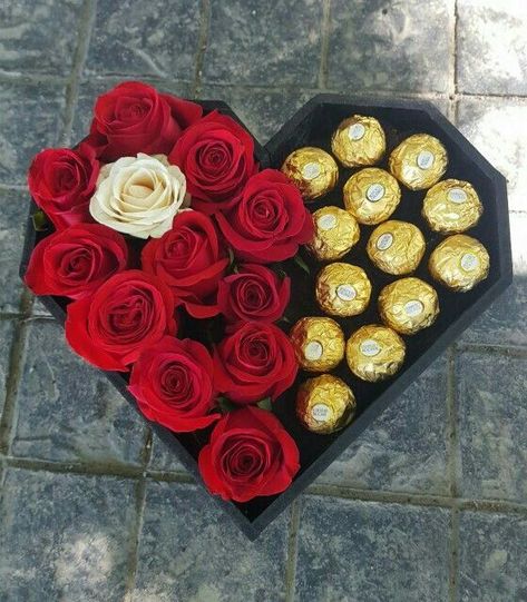 Ferrero Rocher Candy, Chocolate Flowers Bouquet, Chocolate Bouquet Diy, Rosen Box, Candy Flowers, Flower Box Gift, Chocolate Flowers, Box Roses, Heart Shape Box