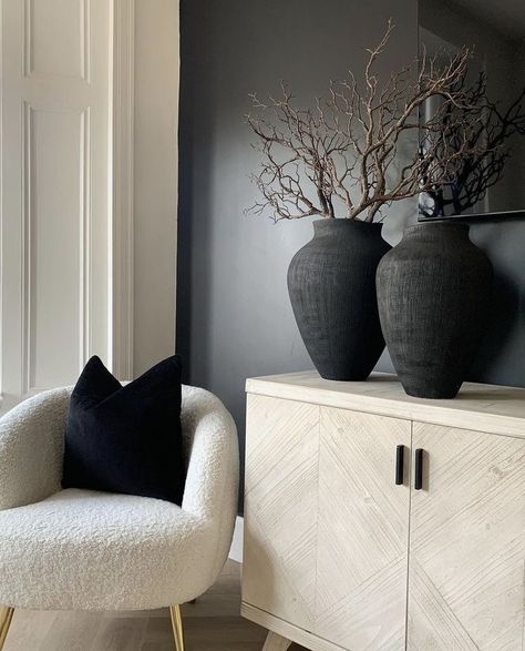 Side Table Next To Bathtub, Master Sitting Room Ideas Modern, Styling Poufs In Living Room, Minimalist Chic Interior Design, Indoor Vase Decor, Black Accessories Living Room, Organic Library, Mirror And Candles, Laid Back Luxury