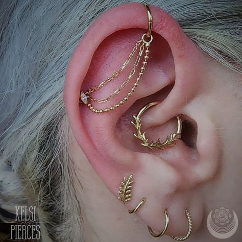 Imdustrial Piercing Chain, Ear Constellation Piercings Simple, Gold Chain Industrial Piercing, Ear Piercings With Chain, Helix Piercing With Chain, Delicate Industrial Piercing, Top Orbital Piercing, Flat Piercing With Chain, Piercing Chain Ear