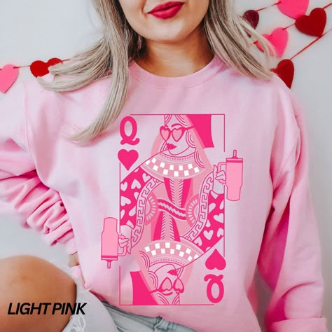 Sweatshirt Vinyl Ideas, Queen Of Hearts Valentines Day, Queen Of Hearts Valentines, Pink Tumbler, Hearts Valentines Day, Trendy Crewneck, Valentines Day Sweatshirt, Pink Cups, Hearts Valentines