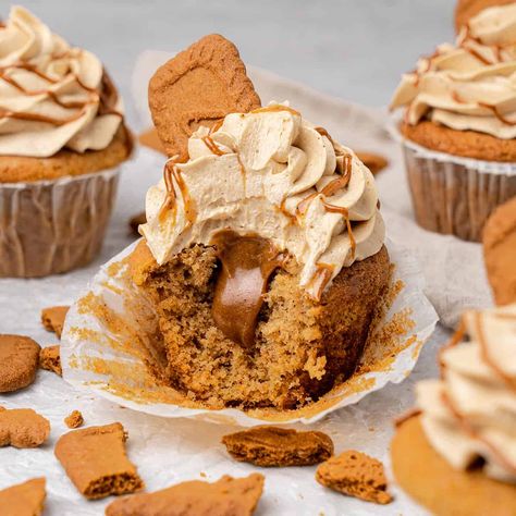 Biscoff Cupcakes with Biscoff Buttercream (VIDEO) Biscoff Buttercream, Biscoff Cupcakes, Biscoff Recipes, Fun Cupcake Recipes, Biscoff Cookie Butter, Homemade Cupcakes, Spring Desserts, Cupcake Flavors, Easy Cupcakes