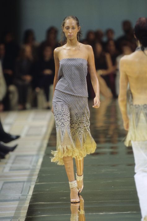 Chloé Spring 2000 Ready-to-Wear
https://www.vogue.com/fashion-shows/spring-2000-ready-to-wear/chloe Yellow Runway Dress, Chloe Fashion, Space Fashion, Early 2000s Fashion, Streetwear Fashion Women, Textiles Fashion, 2000s Fashion, Aesthetic Fashion, Couture Fashion