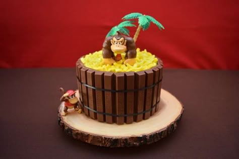 Donkey Kong Kit Kat Cake Donkey Kong Cupcakes, Donkey Kong Party Ideas, Donkey Kong Birthday Party, Donkey Kong Cake, Donkey Kong Party, Mario Kart Cake, Beach Birthday Cake, Geek Birthday, Nintendo Party