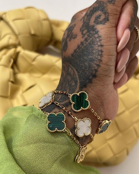 Gold Jewelry Prom, Dope Jewelry Accessories, Lucky Jewelry, Clover Bracelet, Real Gold Jewelry, Gold Rings Jewelry, Dope Jewelry, Jewelry Fashion Trends, Classy Jewelry