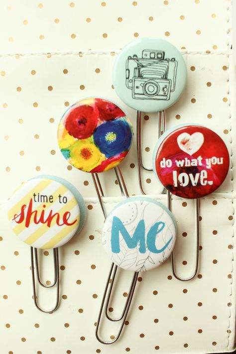 We R Memory Keepers Button Press Ideas, Button Maker Ideas Free Printable, How To Make Badges Diy, Button Badges Ideas, Button Press Ideas, Paper Badges Ideas, Button Badge Design Ideas, Badge Making Ideas, Button Designs Ideas