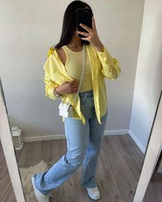 Yellow Shirt Outfit, Blouse Outfit Casual, Shirt Outfit Ideas, Hijab Fashion Summer, Zara Drip, White Button Up Shirt, Cute Outfits With Leggings, Simple Style Outfits, Outfit Zara