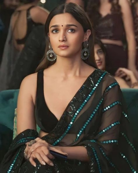 Alia Bhatt Saree, Manish Malhotra Saree, Brides Sister, Alia Bhatt Photoshoot, Karan Johar, Beautiful Photoshoot, Taking Selfies, Saree Look, Alia Bhatt