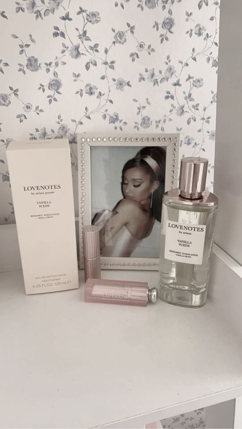 Ariana Grande Aesthetic Pictures, Ariana Grande Core Aesthetic, Ariana Pink Aesthetic, Ariana Grande Bedroom, Ariana Grande Christmas Aesthetic, Ariana Grande Rem Perfume, Ariana Grande Room Decor, Ariana Grande Perfume Aesthetic, Ariana Grande New Perfume