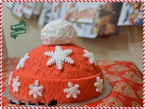 Woolly hat sponge cake, baked by Becca Bakes using the Lakeland hemisphere pan. Image only Half Round Cake Designs, Half Sphere Cake, Half Round Cake, Round Cake Designs, Spherical Cake, Vanilla Drip Cake, Woolly Hat, Xmas Cakes, Dora Cake