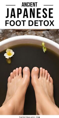 Try this homemade detox foot soak recipe that comes all the way from Japan to remove toxins through your feet. Detox Foot Soak, Homemade Foot Soaks, Foot Detox Soak, Diy Foot Soak, Foot Soak Recipe, Bath Detox, Home Detox, Homemade Detox, Home Health Remedies