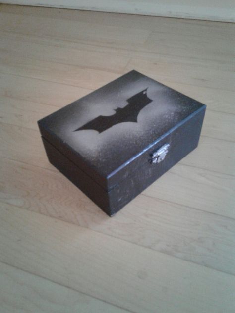 Spray paint batman Box! Batman Box Gift, Batman Gift Ideas, Batman Crafts, Batman Gifts, Batman Outfits, Diy Anniversary Gift, 2013 Swag Era, Diy Anniversary, Batman Birthday