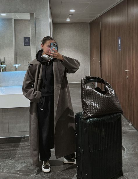 Airport Outfit Fall, Classy Airport Outfit, Airport Outfit Winter, Girl Boss Outfit, Airport Attire, Chic Airport Outfit, Casual Travel Outfit, Airport Outfit Summer, Flight Outfit