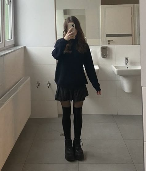 90s Old Money, Outfit Ideas Coquette, Skirt Sweater, Aesthetic Retro, Vintage 2000s, Doc Martens, Old Money, High Socks, Thigh Highs