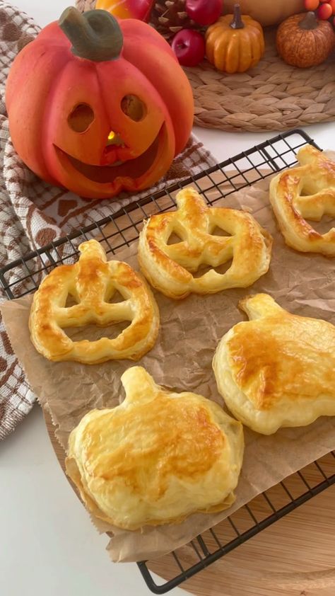 Boo-Berry Pies 👻 blueberry puff pastry ghosts!! Would you add another filling to your spooky cute pastries? #puffpastry #halloweenghosts #halloween #halloweenbaking #fallaesthetic #blätterteigrezepte #puffpastryrecipes #autumnaesthetic #octobermood #bakewithme #blueberrypie #easyrecipe #fallbaking #fallvibes #fypシ #foryou #blueberrypastries Pies Blueberry, Blueberry Puff Pastry, Cute Pastries, Berry Pies, Boo Berry, Berry Pie, Halloween Baking, Seasonal Treats, Spooky Cute