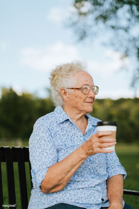 Happy Old People, Sitting In The Park, Grandpa Fashion, Woman Writing, Takeaway Coffee, Old Couples, Women Talk, Women Writing, Woman Sitting