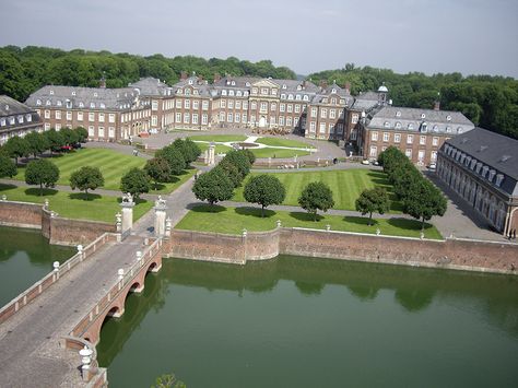 Schloss Nordkirchen, this is the fancier castle we visited :). Very nice! Nordkirchen Castle, Manor Houses, Royal Life, English House, Luxury Homes Dream Houses, Vs Diamond, Manor House, Pretty Places, Dream Home Design