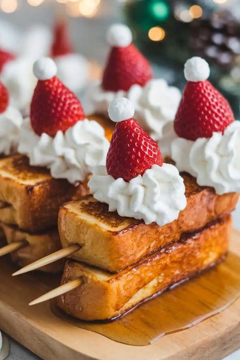 Festive French toast skewers topped with whipped cream and strawberry Santa hats. Santa Fruit Skewers, Christmas French Toast For Kids, Santa Brunch Ideas, French Toast Christmas, Christmas French Toast, Santa Brunch, Strawberry Santa, Santa Treats, Snack At Home