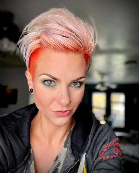 Undercut Rose Gold Pixie with Red Roots Pixie Hair Color, Cool Blonde Hair Colour, Yellow Hair Color, Lavender Hair Colors, Bob Hair Color, Edgy Pixie, Cool Blonde Hair, Short Hairdos, Short Brown Hair