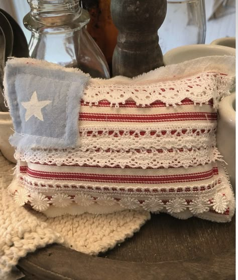 Patch Pillow Case, Country Sewing Projects, Neutral 4th Of July Decor, Sew Pillows Decorative, Americana Room Aesthetic, Vintage Sewing Projects, Crafty Room Decor, Americana Bedroom Decor, Modern Americana Decor