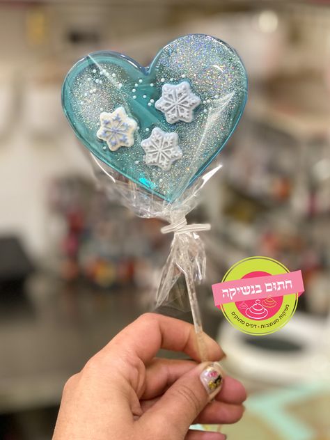 Isomalt Cookies, Isomalt Cake Topper, Frozen Lollipops, Isomalt Decorations, Isomalt Lollipops, Isomalt Cake, Lollipop Ideas, How To Make Lollipops, Homemade Lollipops