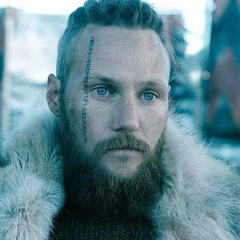 VIKINGS on Instagram: “U B B E 💙 ▪︎Para mais post como esse siga nossa página @walhalavikings” Ubbe Vikings, Ubbe Lothbrok, Jordan Patrick Smith, Ubbe Ragnarsson, Vikings Ubbe, Travis Vikings, Viking Pictures, Sons Of Ragnar, Scandinavian Tattoo