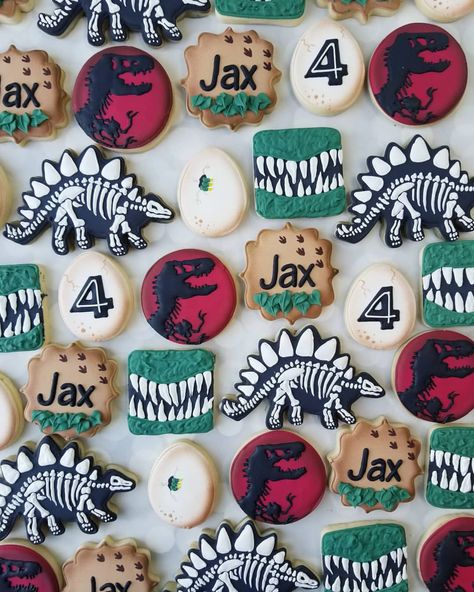 Jurassic Park Cookies Decorated, Jurassic Park Cookies, Dinosaur Kids Party, Dinasour Birthday, Cookie Kits, Jurassic Park Birthday, Dinosaur Birthday Party Decorations, Dinosaur Cookies, Dinosaur Themed Birthday Party