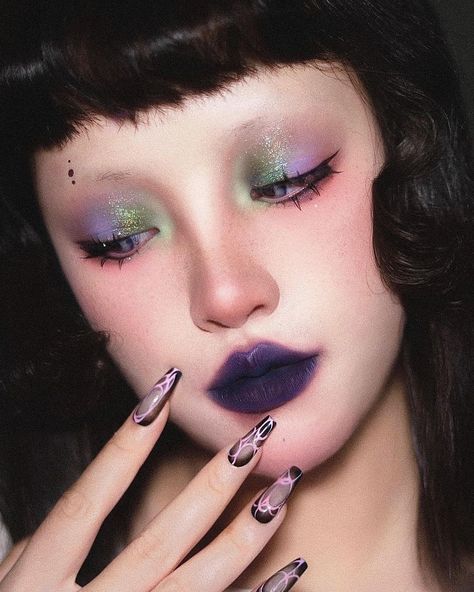 Purple Lipstick Makeup, Winter Eyeshadow, Purple Eye Makeup, Cute Eye Makeup, Eyeliner Gel, Purple Lipstick, Green Makeup, Pinterest Makeup, Single Eyeshadow