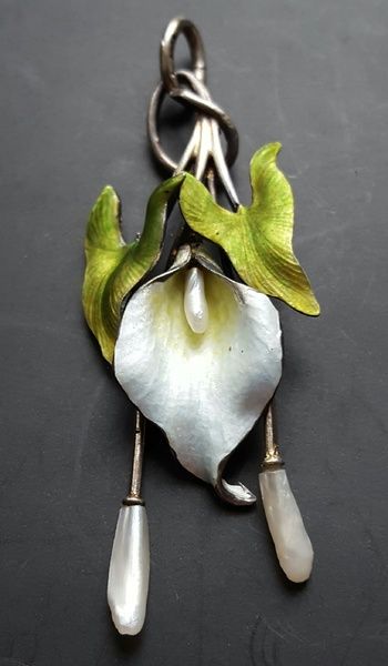 Meyle and Mayer Jugendstil/Art Nouveau calla lily 900 sterling enamel pendant. | Collectors Weekly Bijoux Art Deco, Bijoux Art Nouveau, Art Nouveau Design, Art Nouveau Jewelry, Deco Jewelry, Vintage Jewels, Art Deco Jewelry, Enamel Jewelry, Sea Glass Jewelry