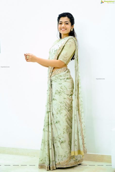 Saree Photo Shoot, Sarees For Girls, Stylish Actresses, Indian Sari Dress, Wallpapers Pictures, Rashmika Mandanna, Indian Saree Blouses Designs, Saree Photoshoot, Saree Models