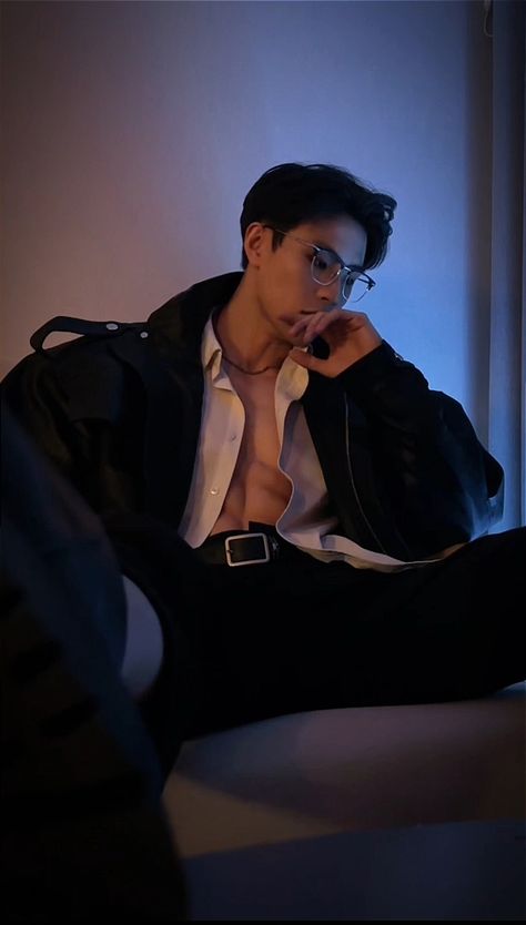 Handsome Korean Men, Shirtless Man Pose, Thai Guys, Vietnamese Men, Male Portrait Poses, Asian Male Model, Handsome Asian Men, Hot Asian Men, Cute Asian Guys