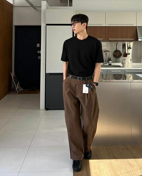 Black Shirt Brown Pants Men, Korean Guy Outfits Aesthetic, Business Casual Outfits Men Aesthetic, Street Style Men Aesthetic, College Men Outfits, Minimalist Men Outfit, Korean Guy Fashion, Korean Street Wear Men, Dadcore Fashion