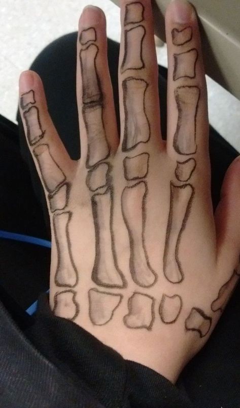 Fun Things To Draw On Your Hand, Skull Drawing On Hand, Things To Draw On Ur Arm, Bone On Hand Tattoo, Skeleton Drawing On Hand, Drawing On Arm Ideas, Draw On Hand, Drawing On Hand Ideas, Skeleton Hand Drawing Tutorial