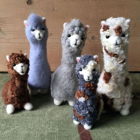 Diy Wool Felt, Felted Bowls, Magic Crafts, Diy Wool, Wool Needle Felting, Felt Baby, Felted Animals, Alpaca Fiber, Needle Felt