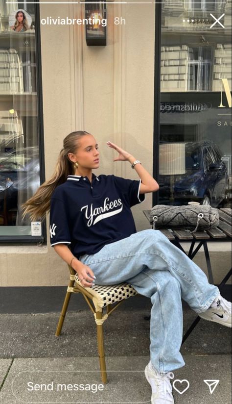 Yankee Outfits Women, Sporty Outfits Aesthetic, Jersey Shirt Outfit, Yankees Outfit, Scandi Aesthetic, Outfits Sporty, Sporty Street Style, Yankees T Shirt, Baseball Outfit