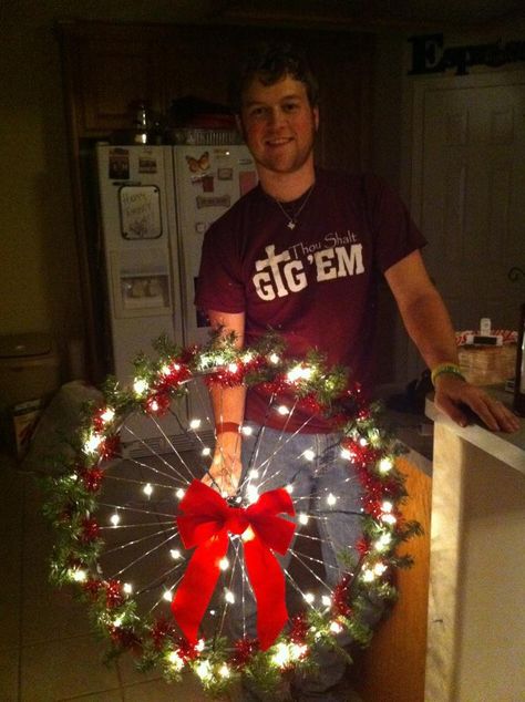 wreath made out of a bike rim! so clever :) anyone who wants one..let me know! Wheel Crafts, Food Tree, Bicycle Crafts, Cookies Aesthetic, Bike Craft, Dune Buggies, Diy Quotes, Wheel Decor, Bicycle Wheel